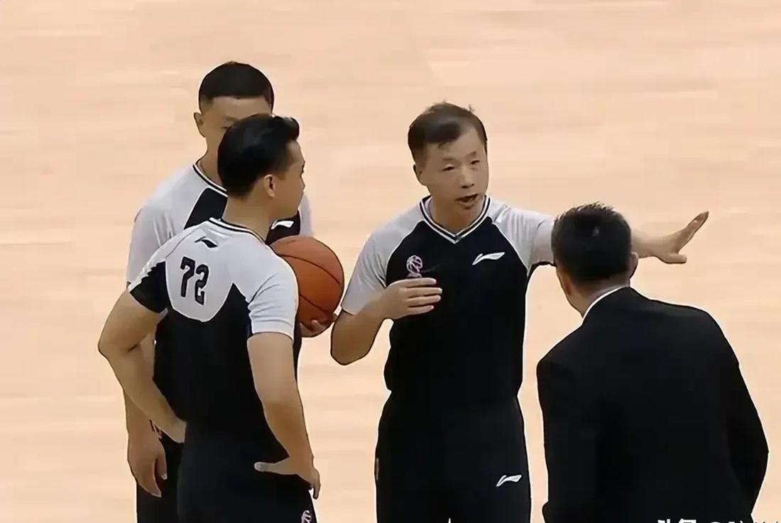 赛事中明星裁判亮相,保证比赛公平公正 赛事中明星裁判亮相,保证比赛公平公正